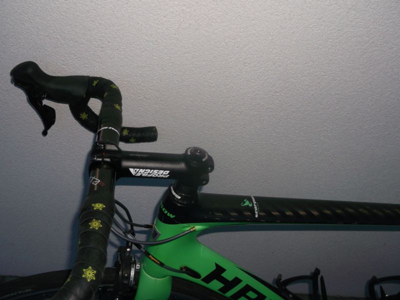 Fullcarbon - silniční kolo KTM v barvě teamu HRINKOW