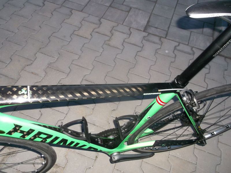 Fullcarbon - silniční kolo KTM v barvě teamu HRINKOW