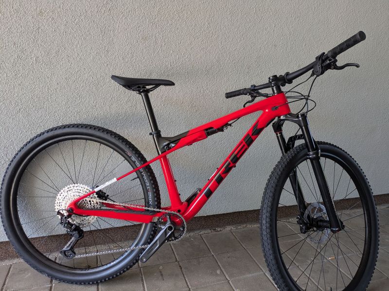 TREK horské kolo Supercaliber 9.6 2023 Radioactive Red /Trek Black