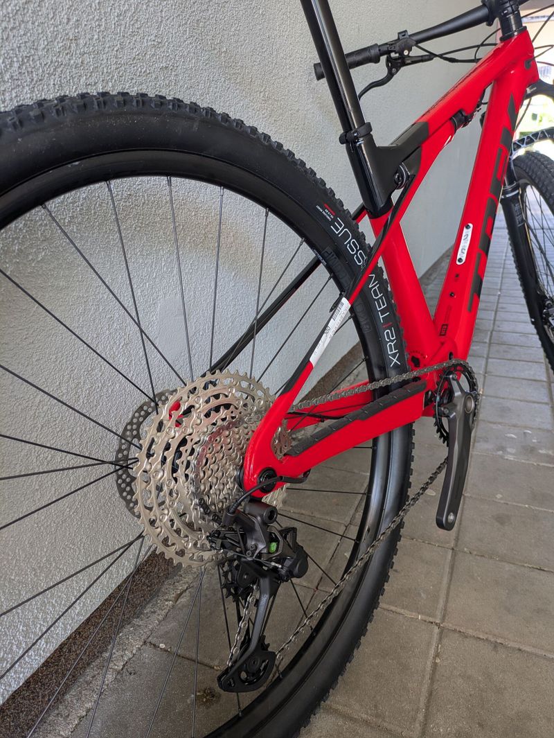 TREK horské kolo Supercaliber 9.6 2023 Radioactive Red /Trek Black