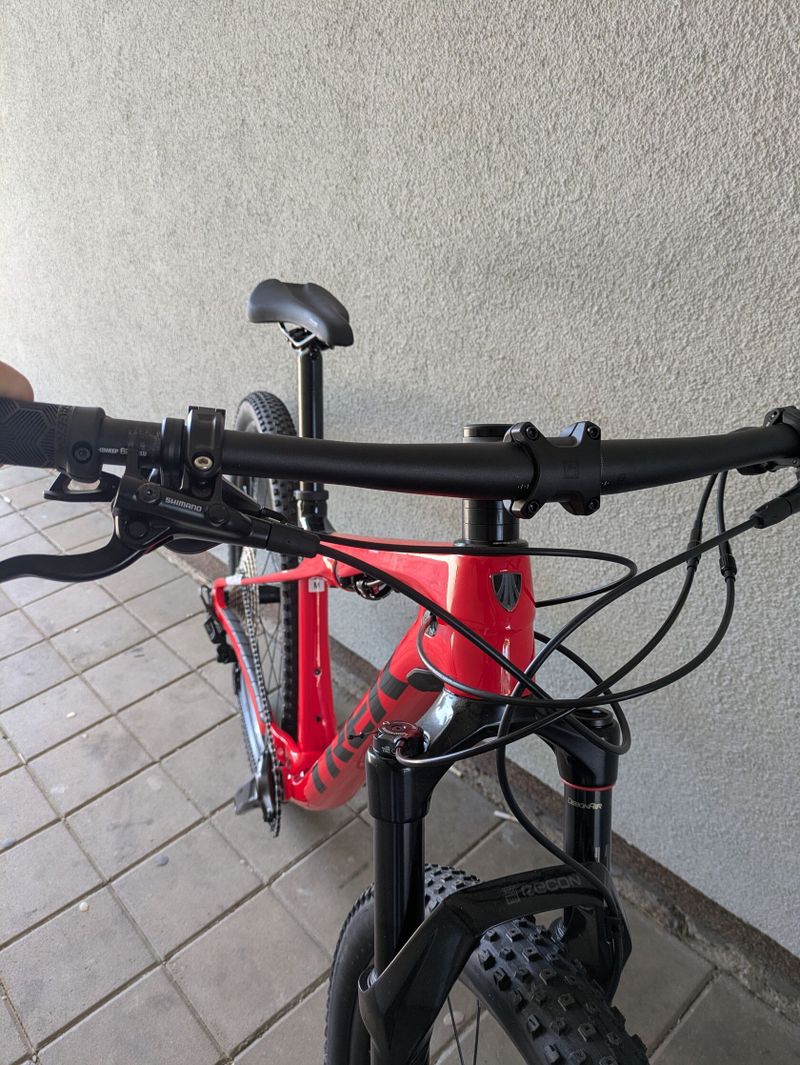 TREK horské kolo Supercaliber 9.6 2023 Radioactive Red /Trek Black
