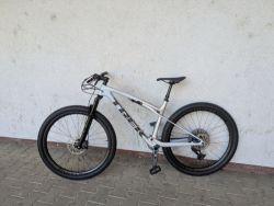 TREK horské kolo Supercaliber SL 9.7 Gen 2 2024 Plasma Grey Pearl s karbonovými ráfky 