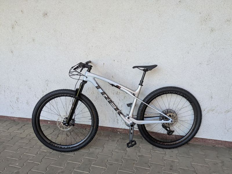 TREK horské kolo Supercaliber SL 9.7 Gen 2 2024 Plasma Grey Pearl s karbonovými ráfky 
