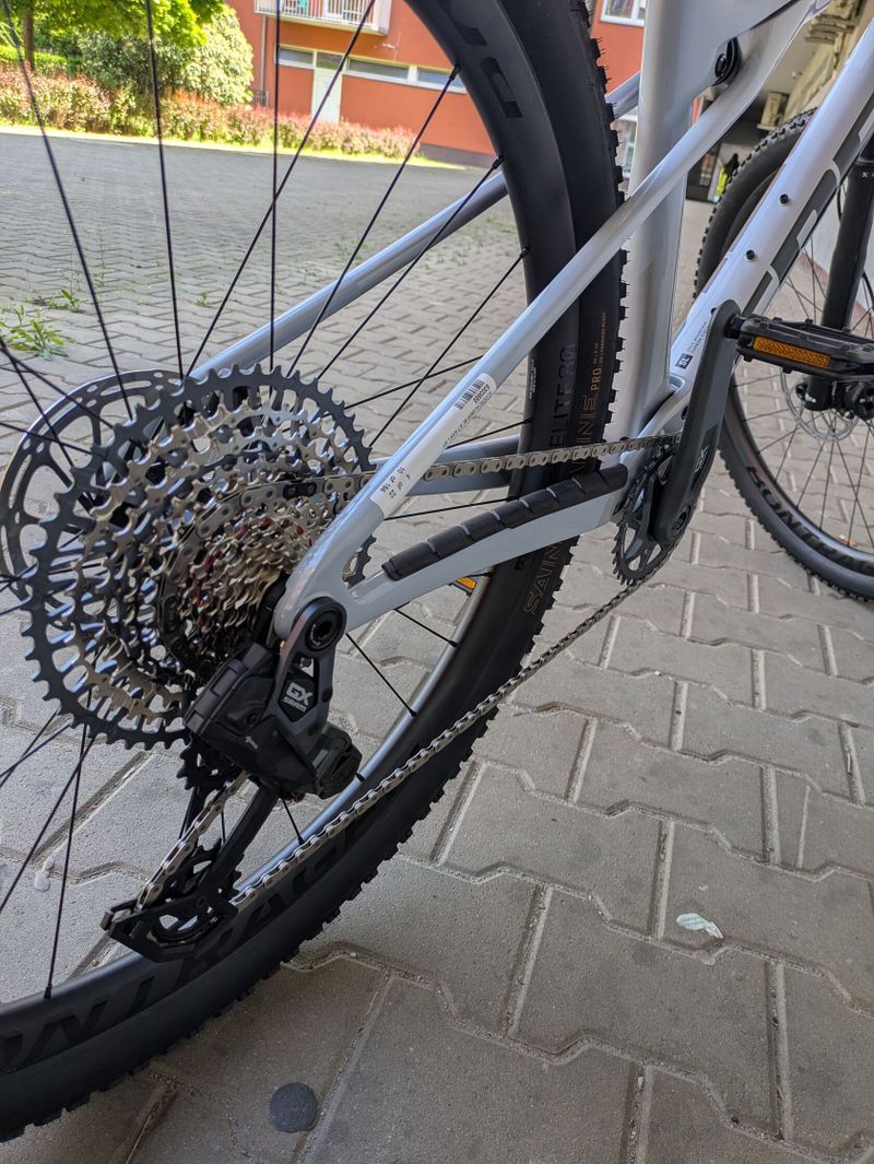 TREK horské kolo Supercaliber SL 9.7 Gen 2 2024 Plasma Grey Pearl s karbonovými ráfky 