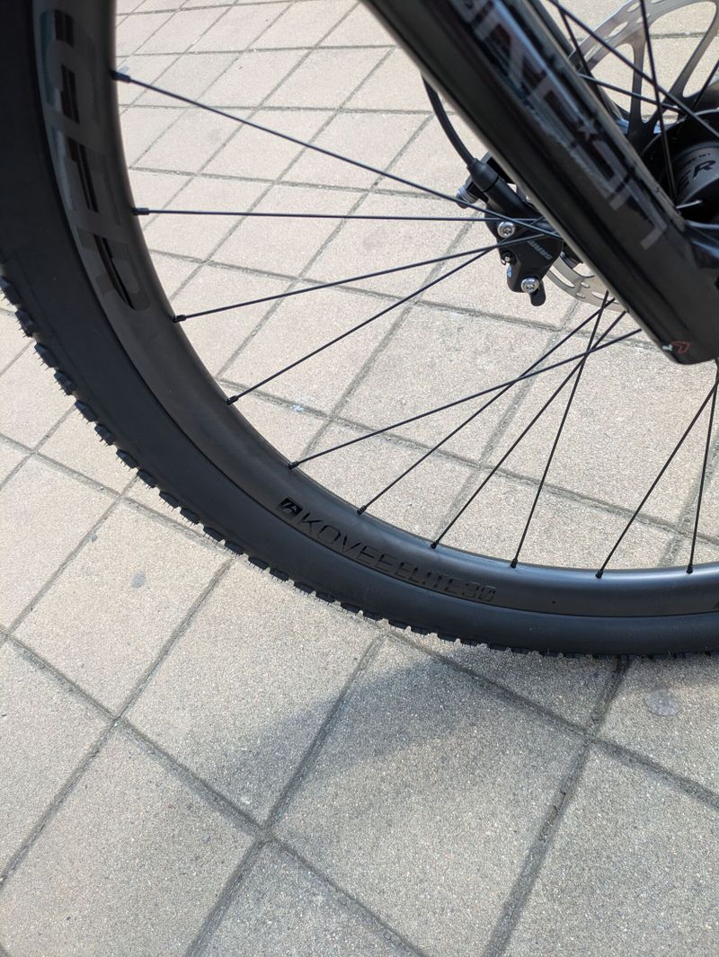 TREK horské kolo Supercaliber SL 9.7 Gen 2 2024 Plasma Grey Pearl s karbonovými ráfky 