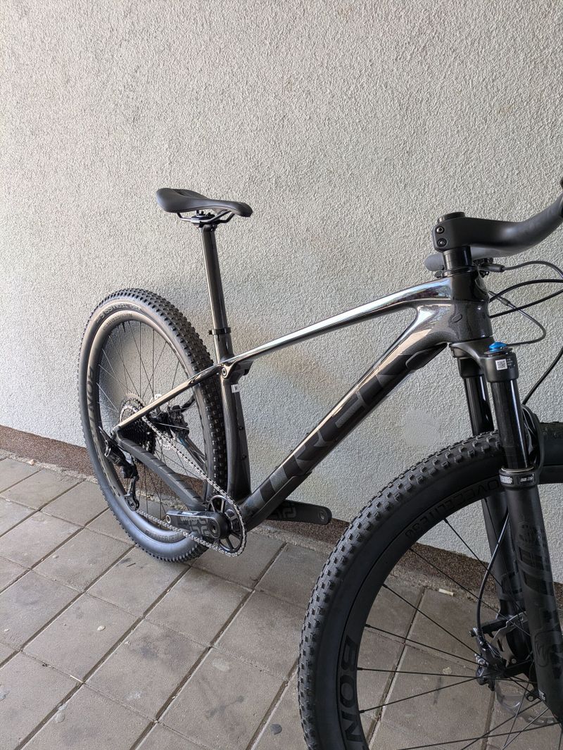 TREK horské kolo Procaliber 9.8 2023 Dark Prismatic/Trek Black