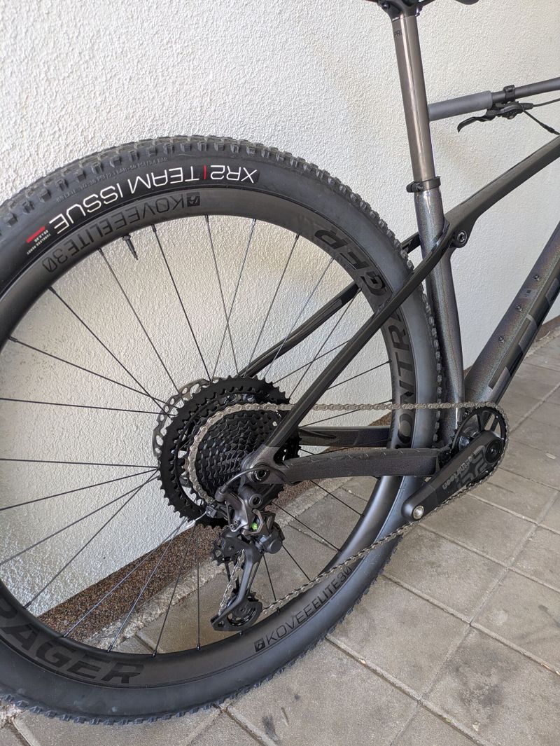 TREK horské kolo Procaliber 9.8 2023 Dark Prismatic/Trek Black