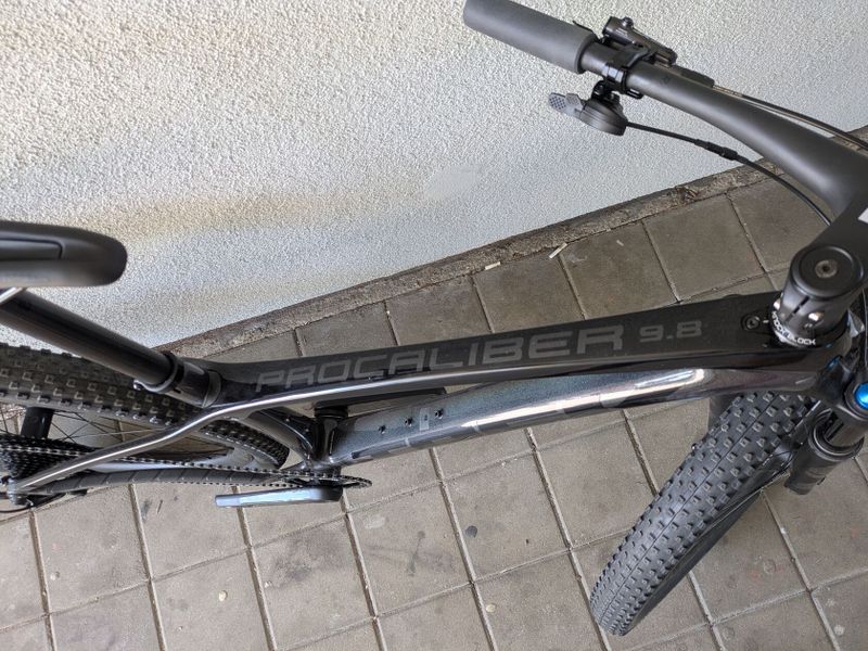 TREK horské kolo Procaliber 9.8 2023 Dark Prismatic/Trek Black