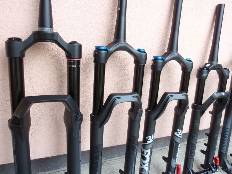 Nové vidlice Fox, Rock Shox, SR Suntour