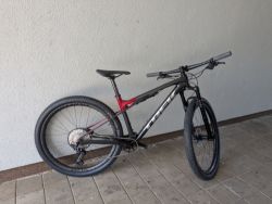 TREK horské kolo Supercaliber 9.7 2023 Lithium Grey/Crimson