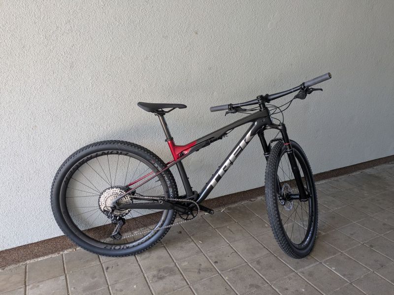 TREK horské kolo Supercaliber 9.7 2023 Lithium Grey/Crimson
