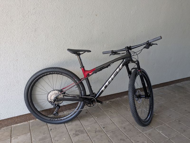 TREK horské kolo Supercaliber 9.7 2023 Lithium Grey/Crimson