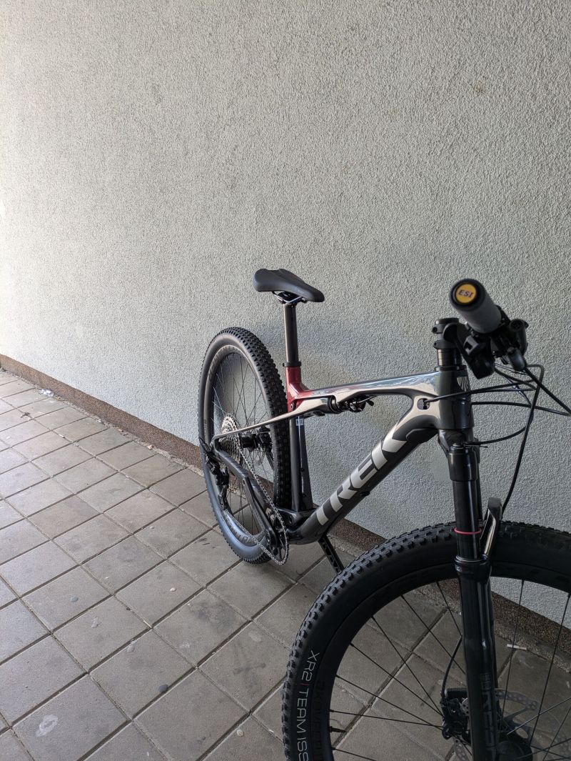 TREK horské kolo Supercaliber 9.7 2023 Lithium Grey/Crimson