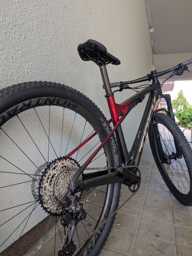 TREK horské kolo Supercaliber 9.7 2023 Lithium Grey/Crimson