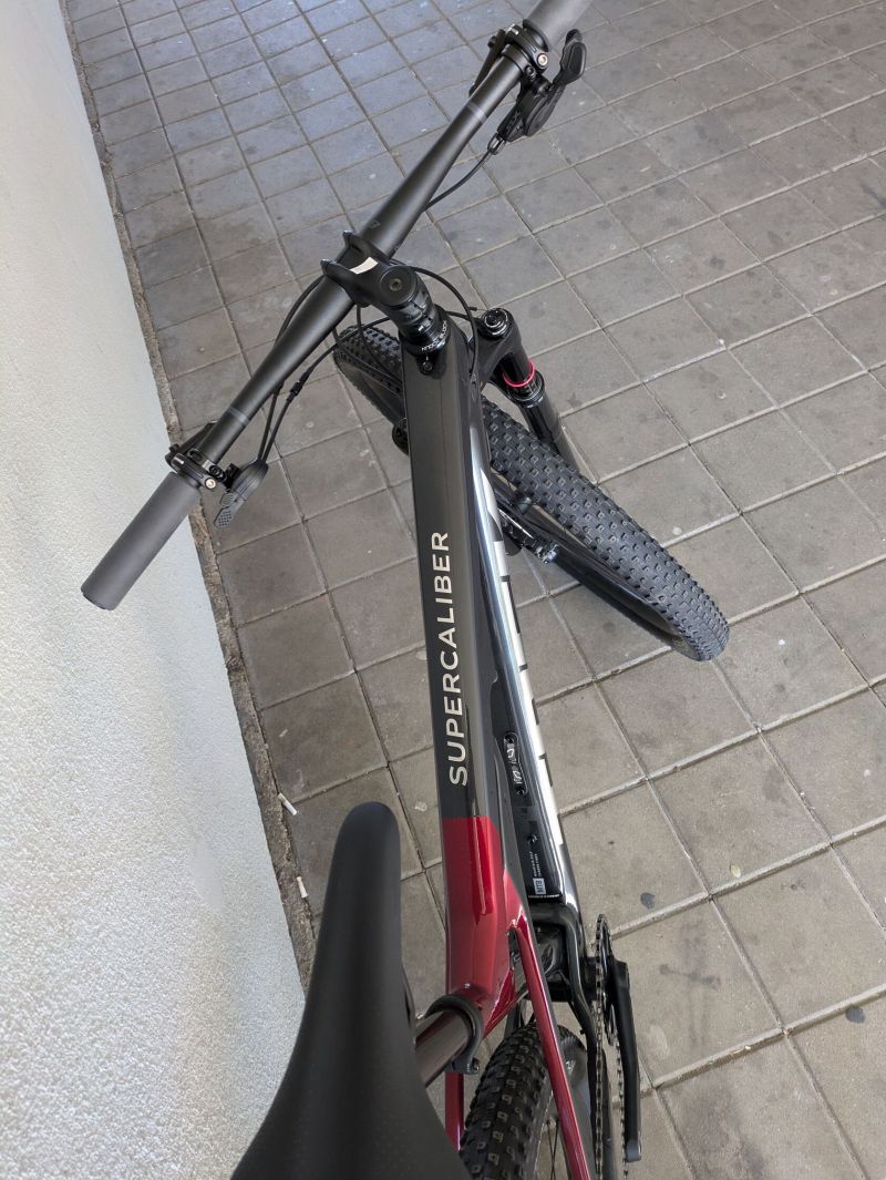 TREK horské kolo Supercaliber 9.7 2023 Lithium Grey/Crimson