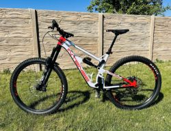 Intense Carbine Expert 2021 - minimálně jeté karbonové enduro