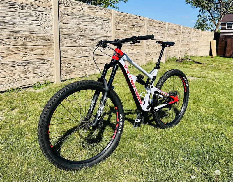 Intense Carbine Expert 2021 - minimálně jeté karbonové enduro
