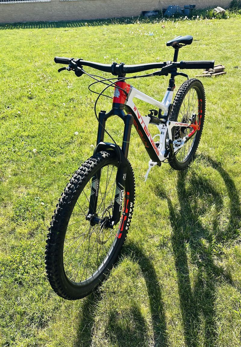 Intense Carbine Expert 2021 - minimálně jeté karbonové enduro