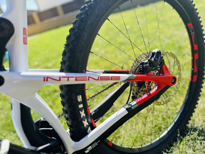 Intense Carbine Expert 2021 - minimálně jeté karbonové enduro