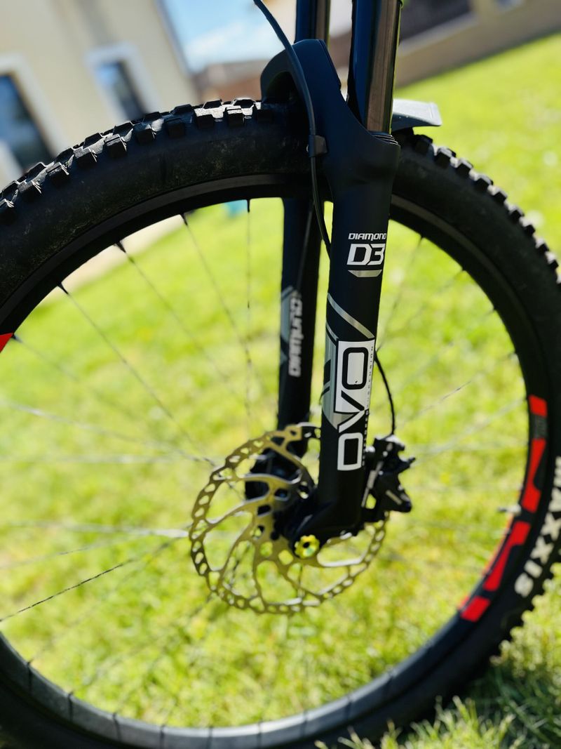 Intense Carbine Expert 2021 - minimálně jeté karbonové enduro