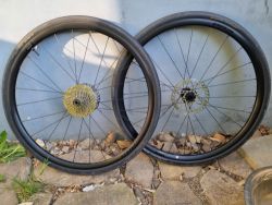 Silniční zapletená kola Giant P-R2 pro kotoučové brzdy a s náboji na pevnou osu.