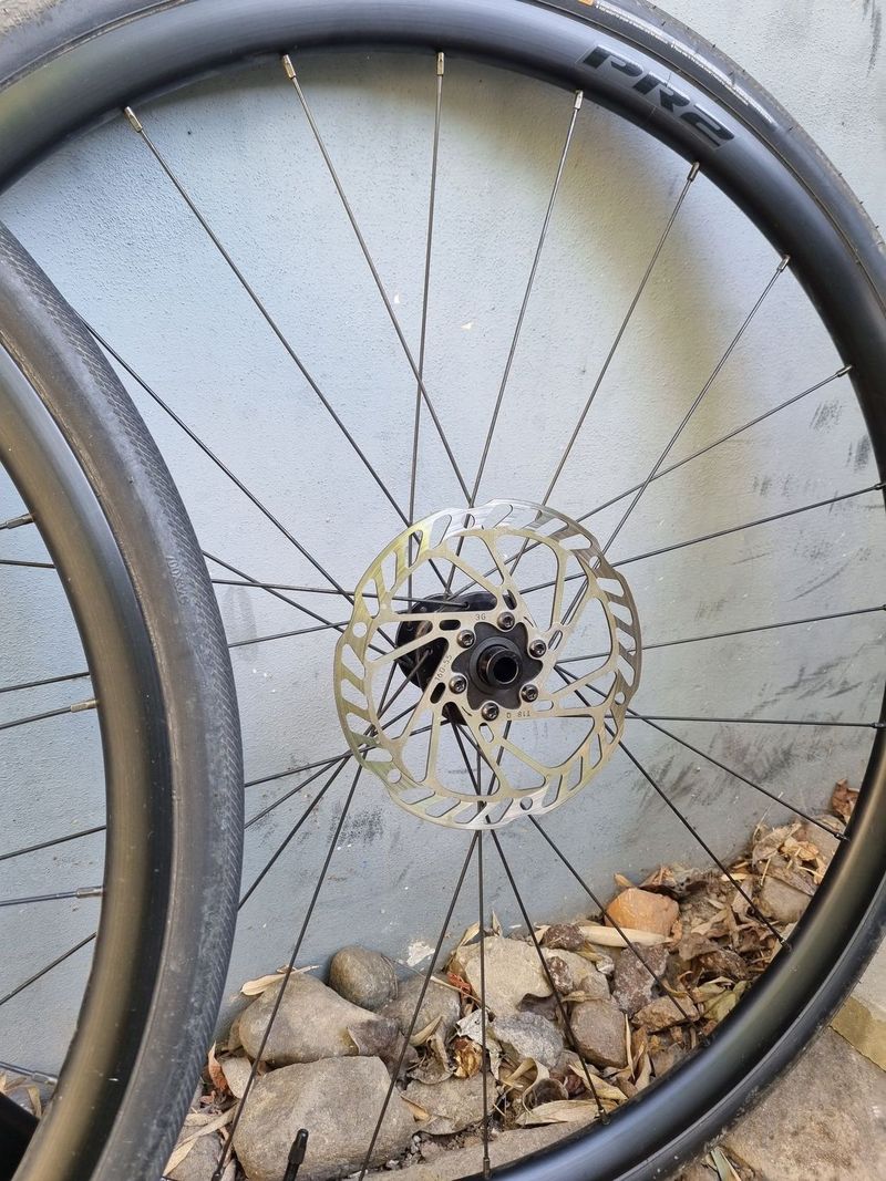 Silniční zapletená kola Giant P-R2 pro kotoučové brzdy a s náboji na pevnou osu.