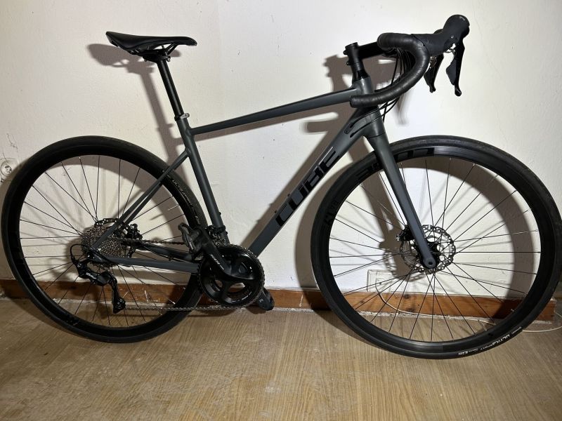 Silniční kolo Cube ATTAIN SLX grey´n´black 2023