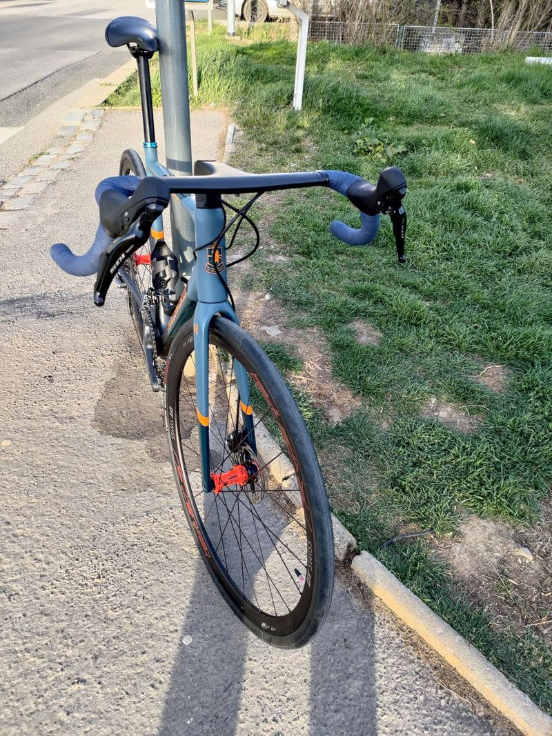 Prodám karbonové silniční kolo anglické značky Holdsworth velikost 56cm
