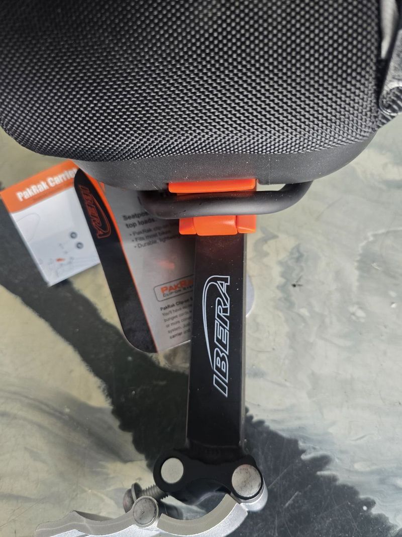 Set IBERA nosič IB-RA 6 + brašna IB-BA 12 - clip on systém