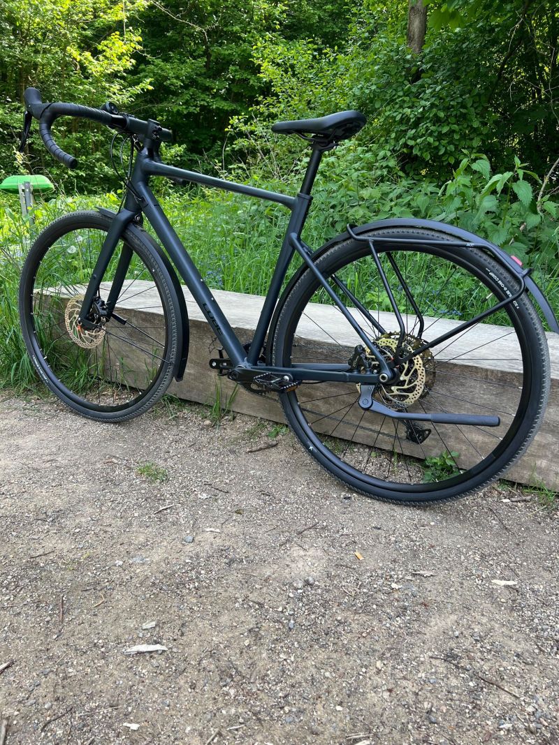 Cube Nuroad Pro FE, 28 palců, hliník, přehazovačky Shimano, 11-G