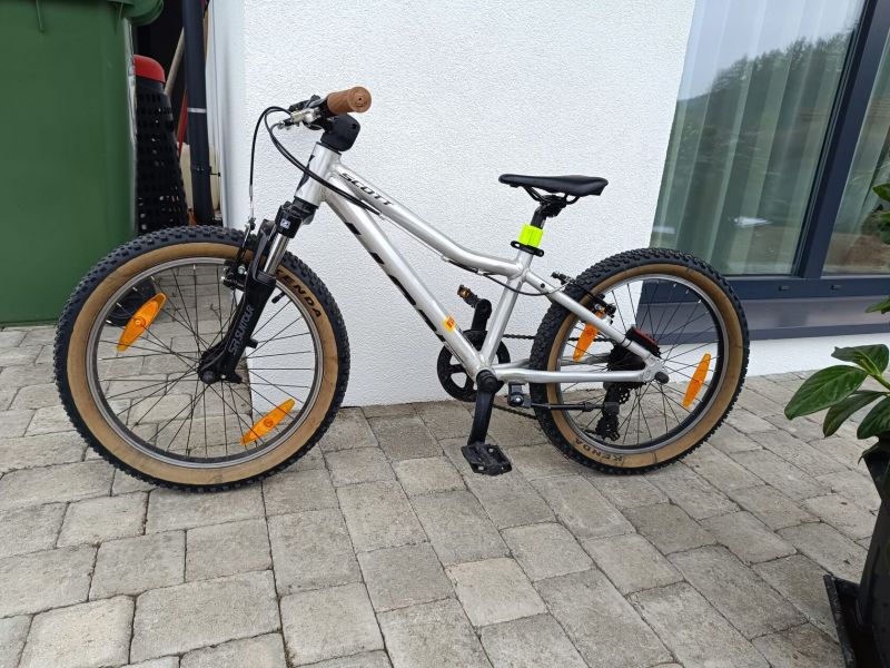 Prodám dětské kolo SCOTT ve velice hezkém a zachovalém stavu. 