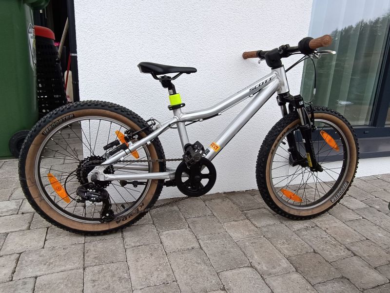Prodám dětské kolo SCOTT ve velice hezkém a zachovalém stavu. 