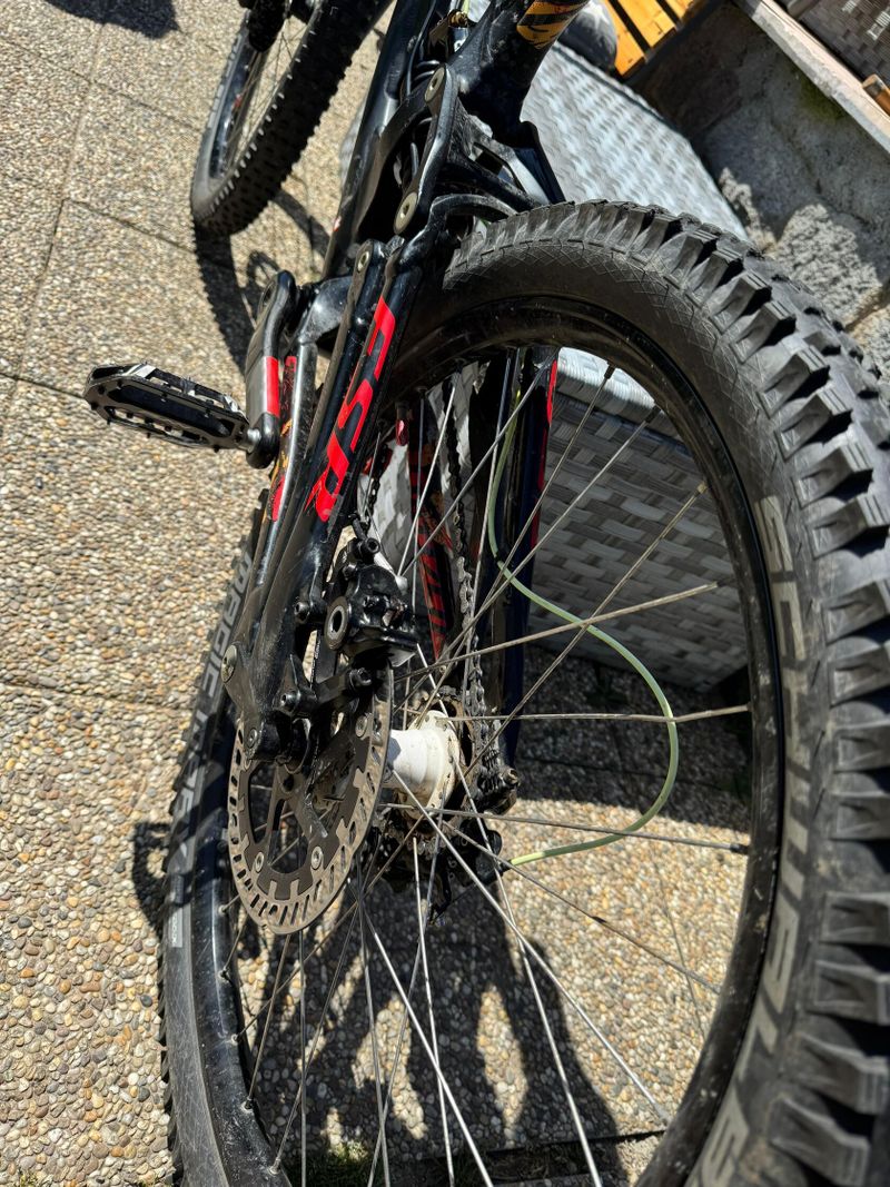 Dobrý den prodávám kolo specialized Demo 8 fsr 