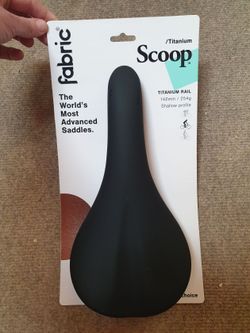 Sedlo Fabric Scoop shallow titanium