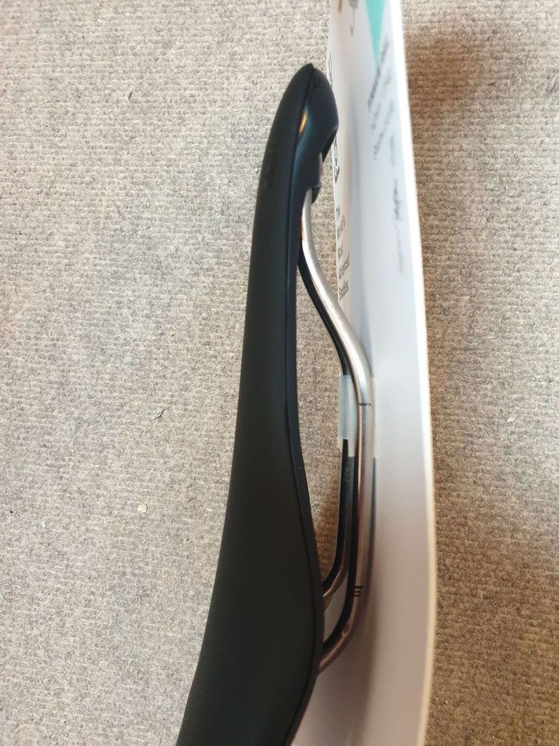 Sedlo Fabric Scoop shallow titanium