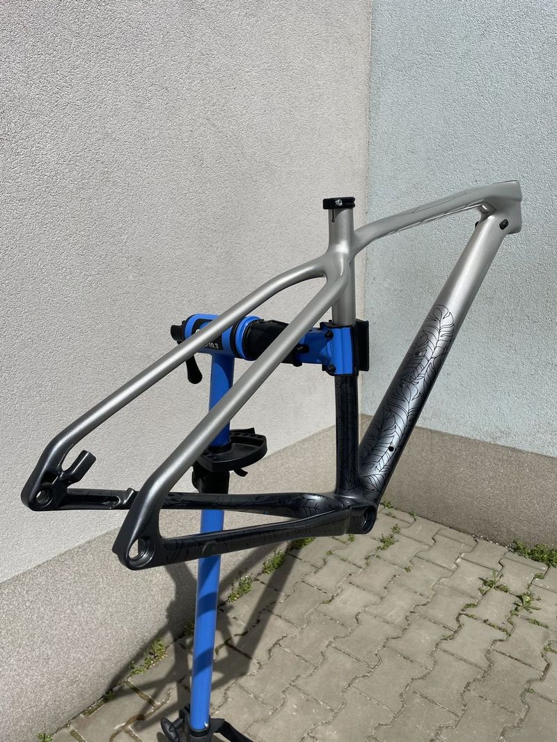 Nový karbonový rám KROSS - custom lak, jediný kus na světě. Kola 27,5 velikost M
