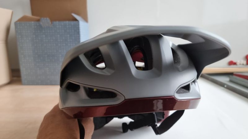 prodám přilbu SPECIALIZED Tactic 4