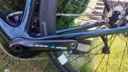 Kliky Shimano 105 R7000 s Inpeak měřičem výkonu.