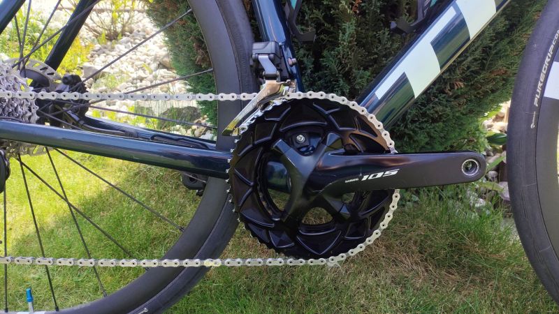 Kliky Shimano 105 R7000 s Inpeak měřičem výkonu.