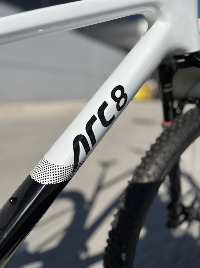 NOVÉ!!! ARC8 Evolve HT Custom Build - lehká rychlá XC raketa!!! Možnost odpočtu DPH.