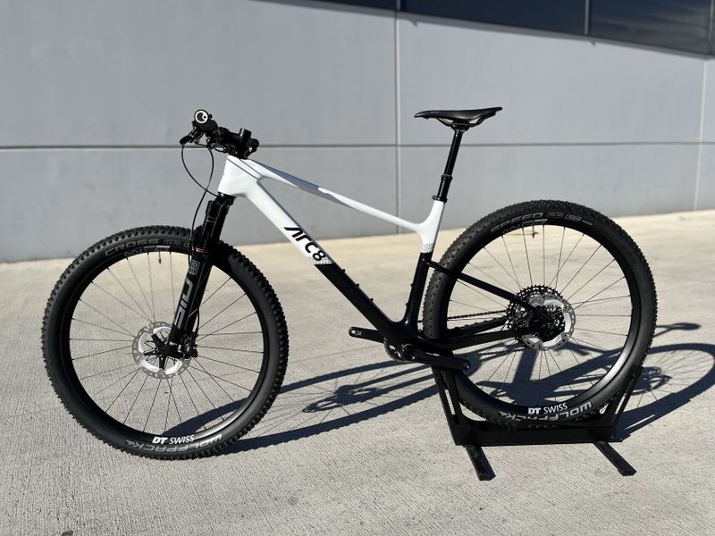 NOVÉ!!! ARC8 Evolve HT Custom Build - lehká rychlá XC raketa!!! Možnost odpočtu DPH.