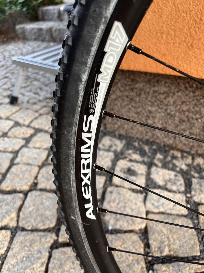 FELT QX100 cross-trekingové kolo