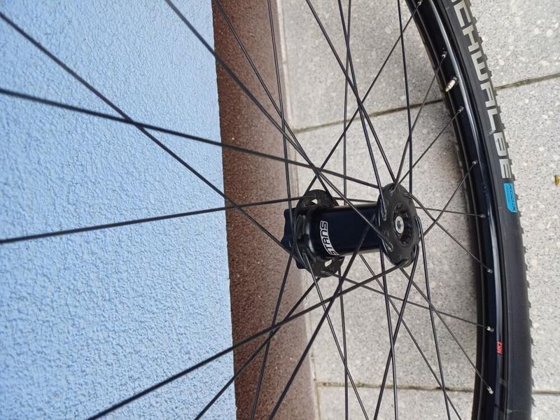 Zapletená kola Cannondale Lefty 29 