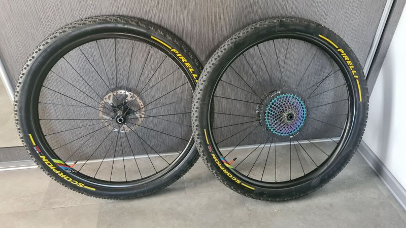 Scott Spark, karbonový rám, karbonová kola Duke limitovaná edice Worldcup, řazení SRAM XX AXS