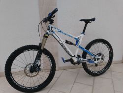 Špičkové enduro v TOP stavu osazené vidlicí FOX 36