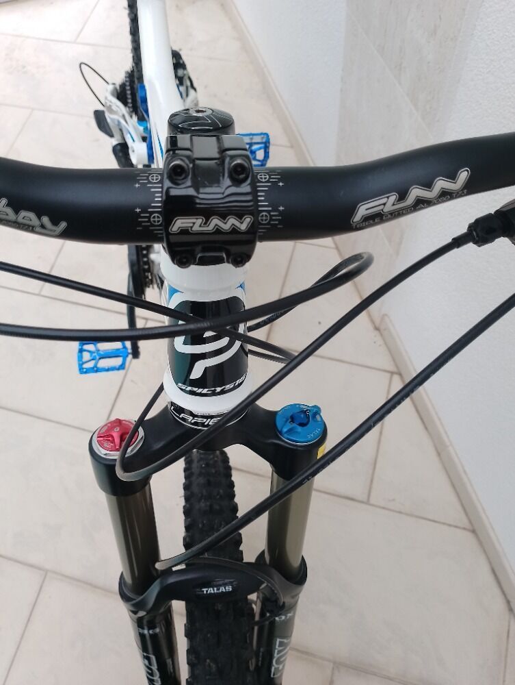 Špičkové enduro v TOP stavu osazené vidlicí FOX 36