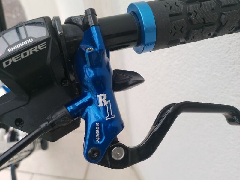 Špičkové enduro v TOP stavu osazené vidlicí FOX 36