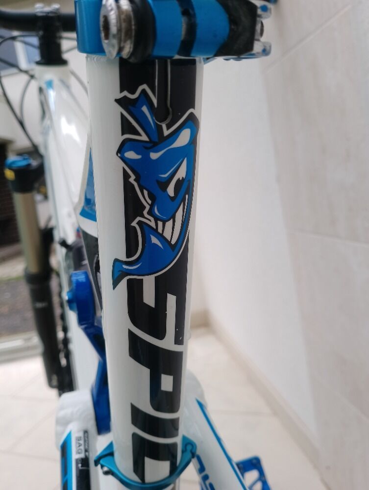 Špičkové enduro v TOP stavu osazené vidlicí FOX 36