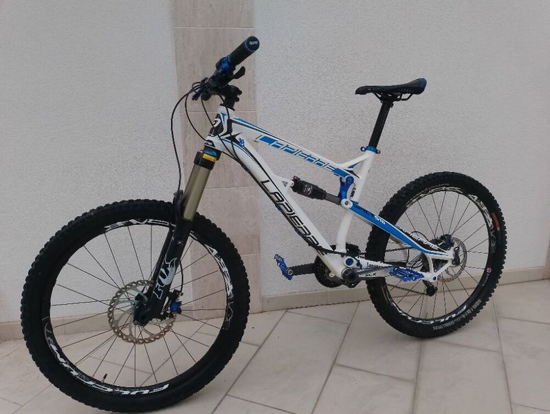 Špičkové enduro v TOP stavu osazené vidlicí FOX 36