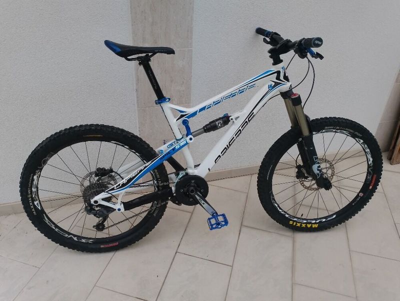 Špičkové enduro v TOP stavu osazené vidlicí FOX 36